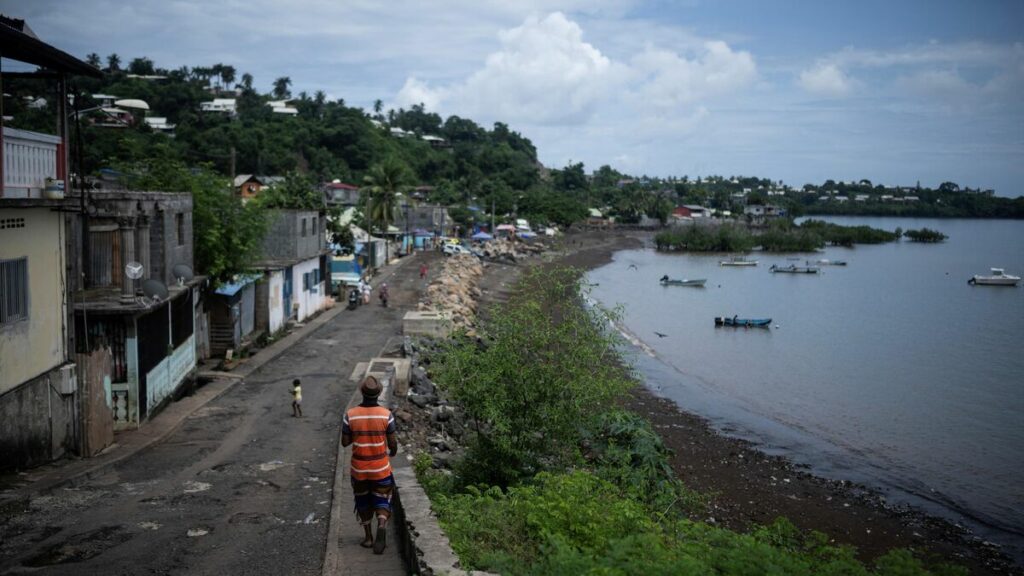 Mayotte : la moitié de l’île privée d’eau courante après un « incident » dans une usine de potabilisation