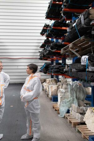 Mécanismes des horloges, cloches, morceaux de bois... Plongée dans le hangar secret des vestiges brûlés de Notre-Dame