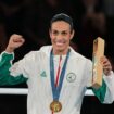 Boxerin Imane Khelif strahlt mit Goldmedaille um den Hals