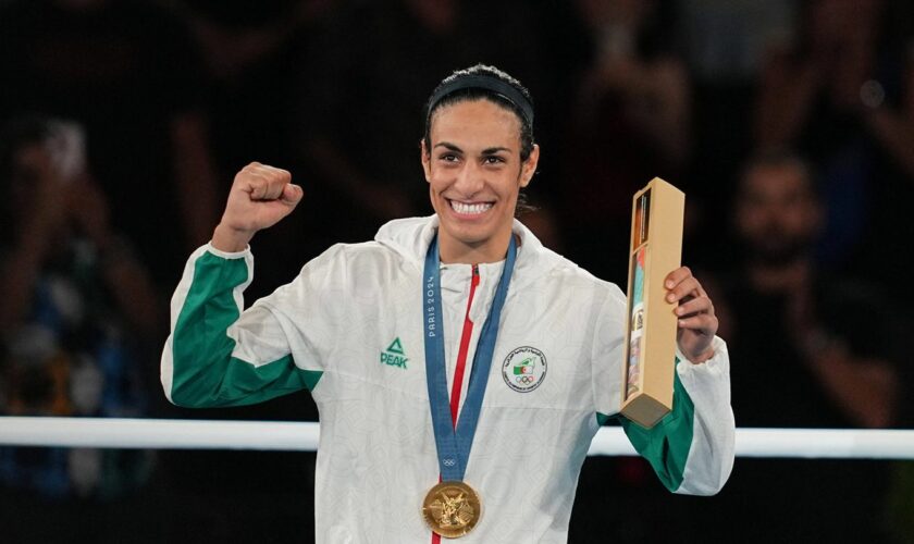 Boxerin Imane Khelif strahlt mit Goldmedaille um den Hals