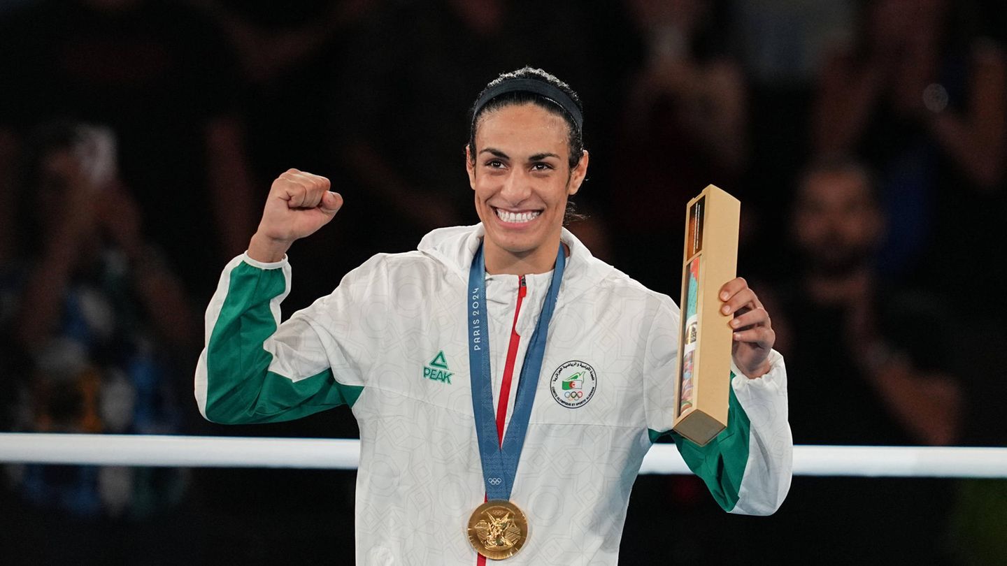 Boxerin Imane Khelif strahlt mit Goldmedaille um den Hals