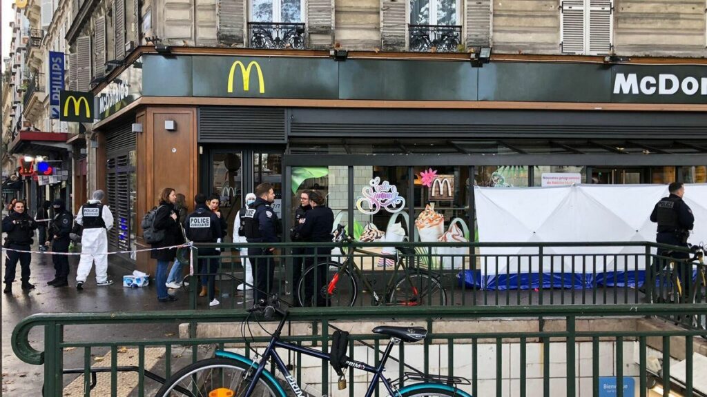 Meurtre au McDonald’s à Paris : le suspect mis en examen pour assassinat et placé en détention provisoire