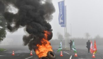 Michelin: Deux usines vont fermer, les salariés "accusent le coup"