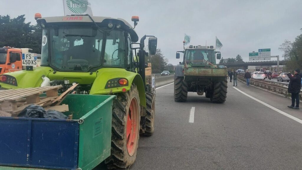 Mobilisés toute la nuit « face à l’enfumage », les agriculteurs lèvent leur camp sur la N118 à Vélizy