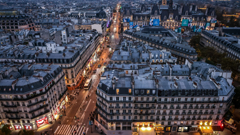 Moins de voitures, des logements sociaux rénovés… Comment Paris veut éviter le scénario d’une ville sous 50 °C