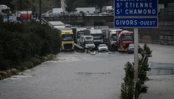 Montagnes de déchets et routes éventrées : un mois après les inondations de Givors, les écologistes attendent un chèque du gouvernement