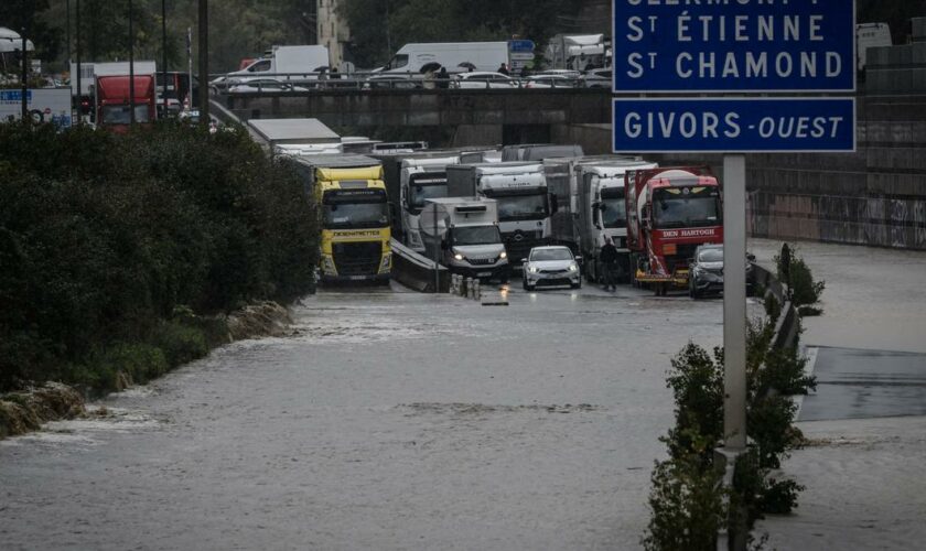 Montagnes de déchets et routes éventrées : un mois après les inondations de Givors, les écologistes attendent un chèque du gouvernement