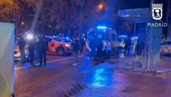 Muere un joven y otro resulta gravemente herido al ser atropellados en una marquesina de la plaza de Neptuno de Madrid