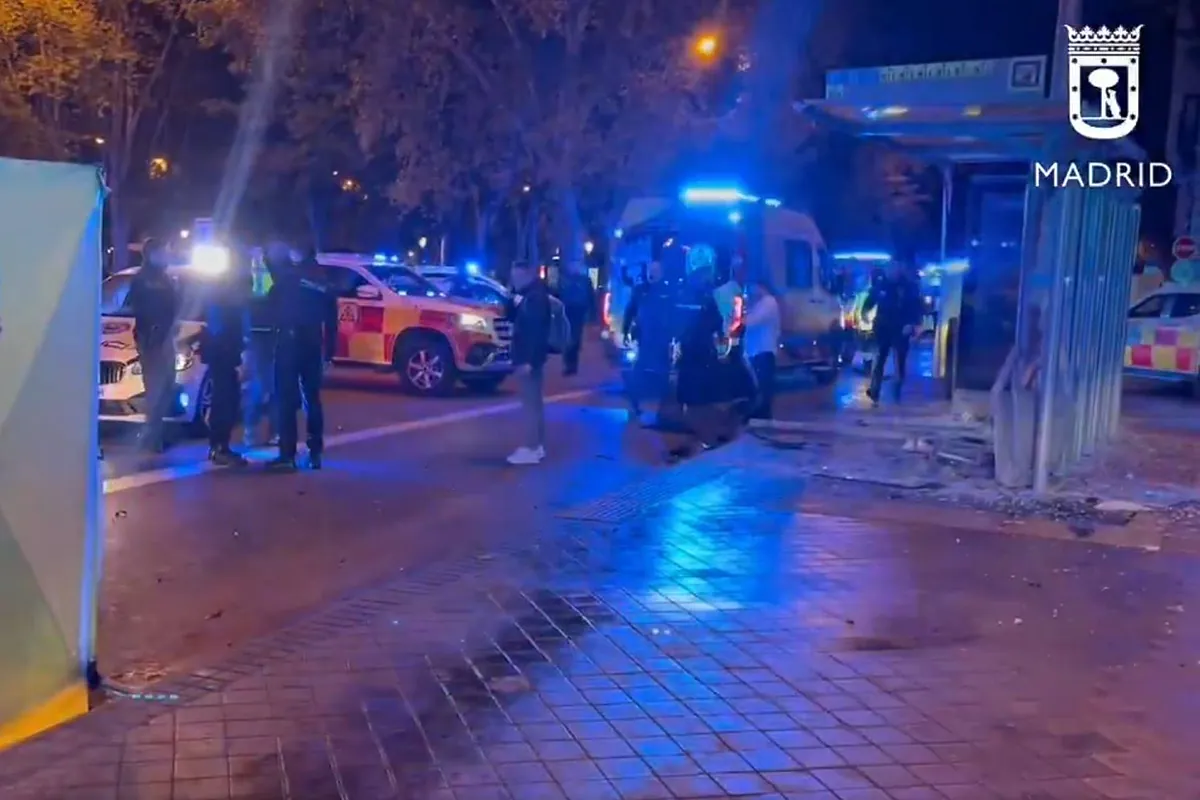 Muere un joven y otro resulta gravemente herido al ser atropellados en una marquesina de la plaza de Neptuno de Madrid