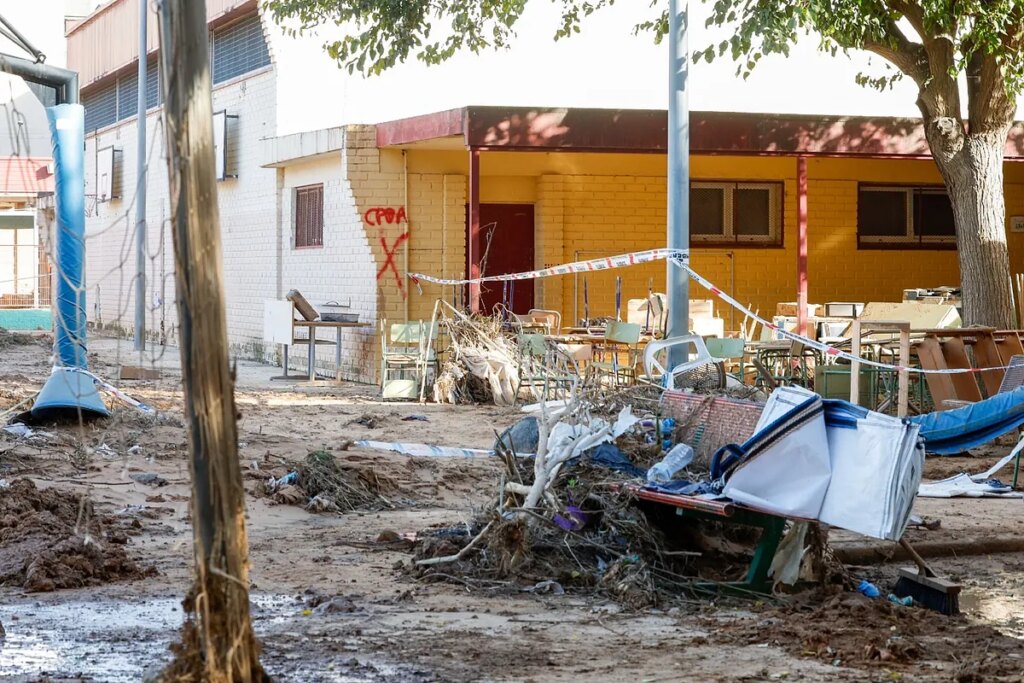 Muere un operario tras un derrumbe en el colegio Luis Vives de Massanassa, afectado por la DANA