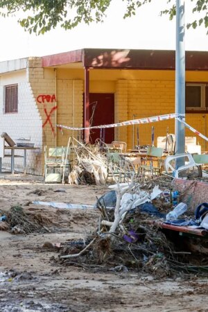 Muere un operario tras un derrumbe en el colegio Luis Vives de Massanassa, afectado por la DANA