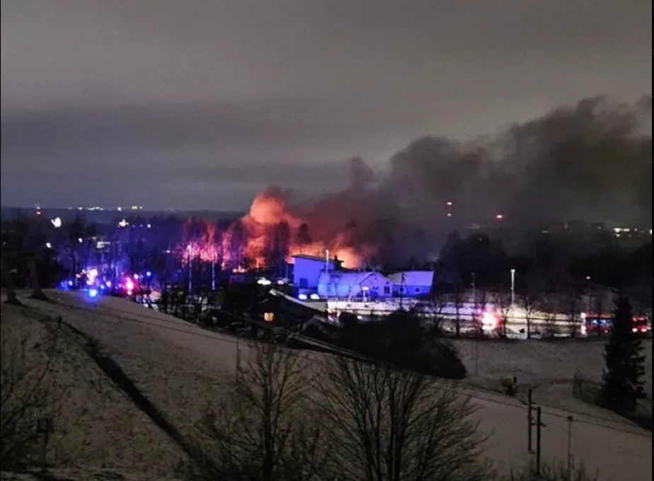 Muere un piloto español tras estrellarse un avión de carga de DHL contra un edificio residencial en Lituania