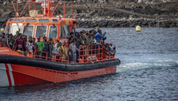 Mueren cuatro personas, entre ellas dos niños, tras hundirse otra embarcación frente a la isla griega de Samos