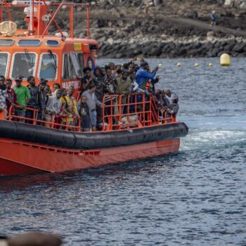 Mueren cuatro personas, entre ellas dos niños, tras hundirse otra embarcación frente a la isla griega de Samos