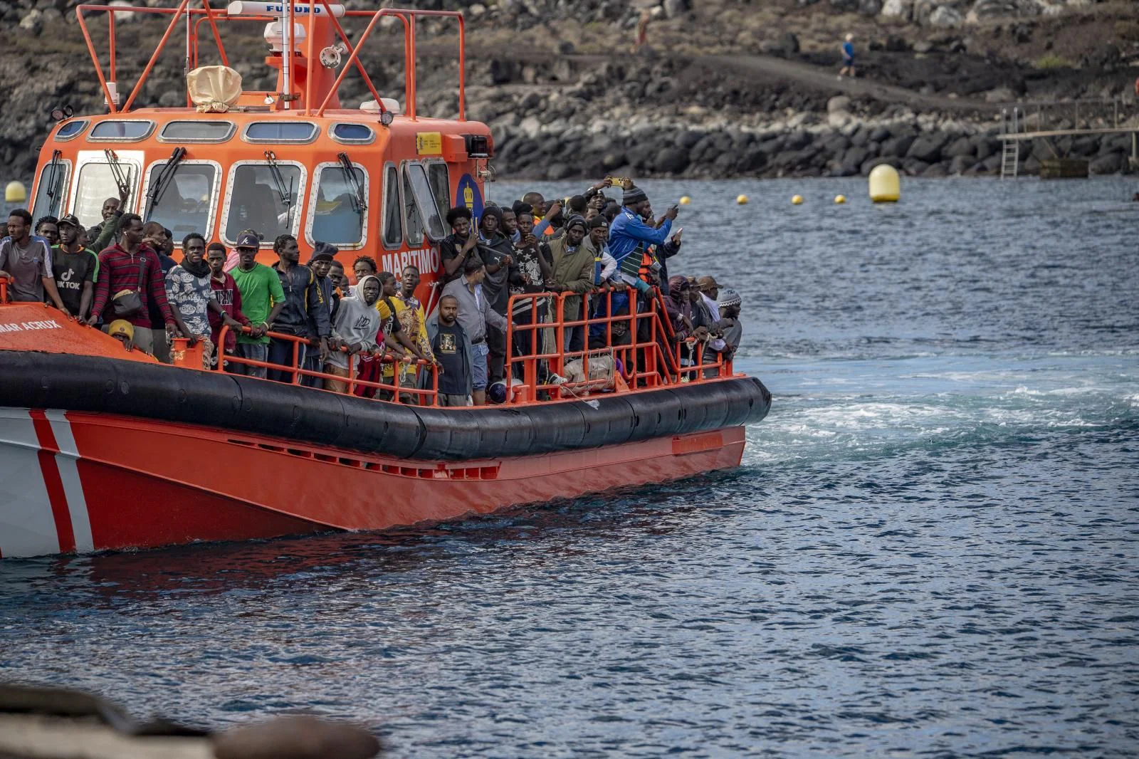 Mueren cuatro personas, entre ellas dos niños, tras hundirse otra embarcación frente a la isla griega de Samos