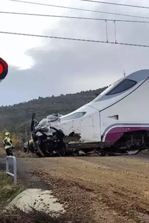 Mueren dos operarios de las obras del AVE al ser arrollado su coche por un Alvia en un paso a nivel