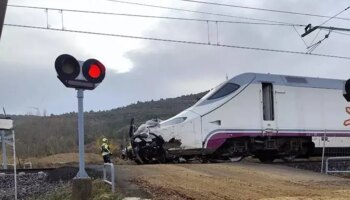 Mueren dos operarios de las obras del AVE al ser arrollado su coche por un Alvia en un paso a nivel