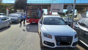 Multan un coche de alta gama por impedir el paso de los vehículos de emergencia en la DANA en Valencia