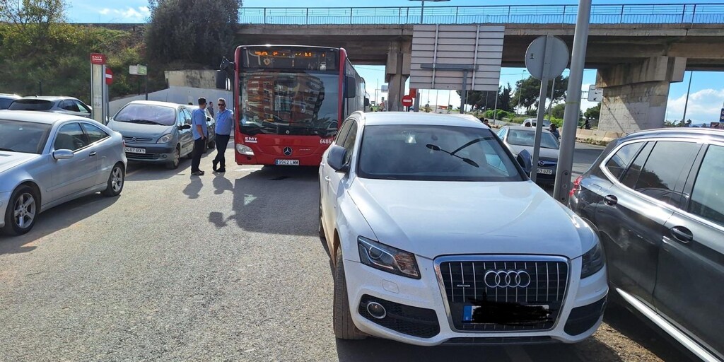 Multan un coche de alta gama por impedir el paso de los vehículos de emergencia en la DANA en Valencia