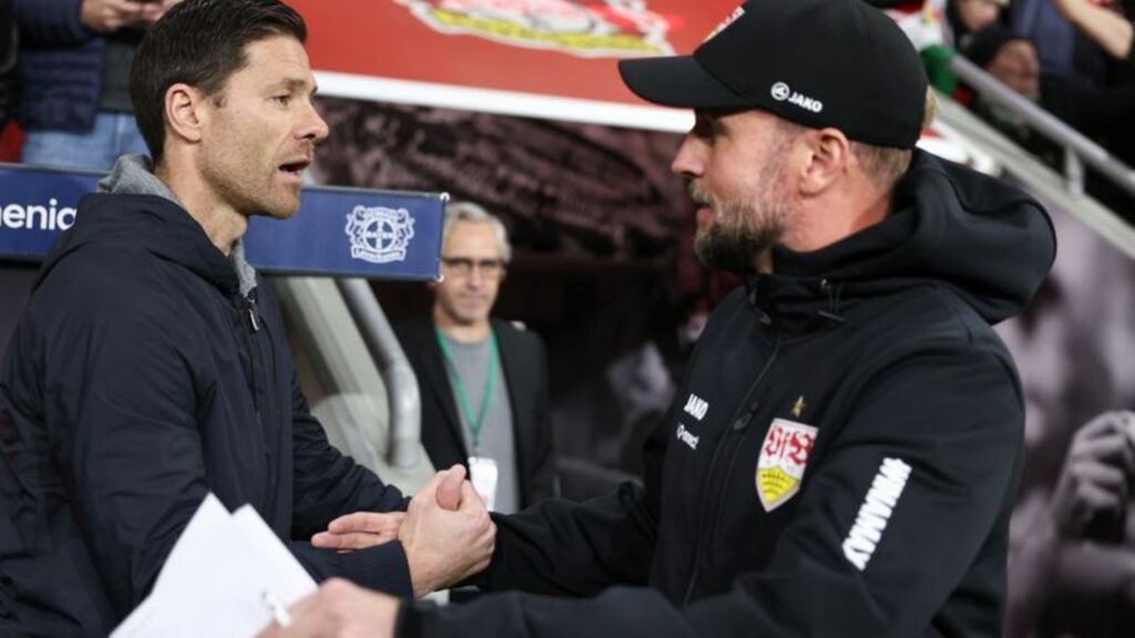 Xabi Alonso (l) trainiert aktuell Bayer 04. Sein Nachfolger könnte eines Tages Sebastian Hoeneß heißen. Foto: Rolf Vennenbernd/d