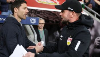 Xabi Alonso (l) trainiert aktuell Bayer 04. Sein Nachfolger könnte eines Tages Sebastian Hoeneß heißen. Foto: Rolf Vennenbernd/d