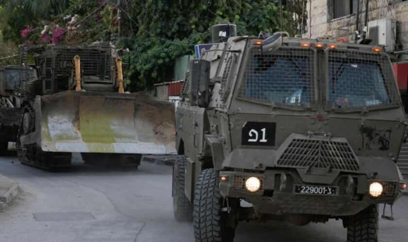 Konvoi israelischer Bulldozer fährt während einer Razzia der Armee im Westjordanland durch die Straßen (Archivbild) Foto: Majdi