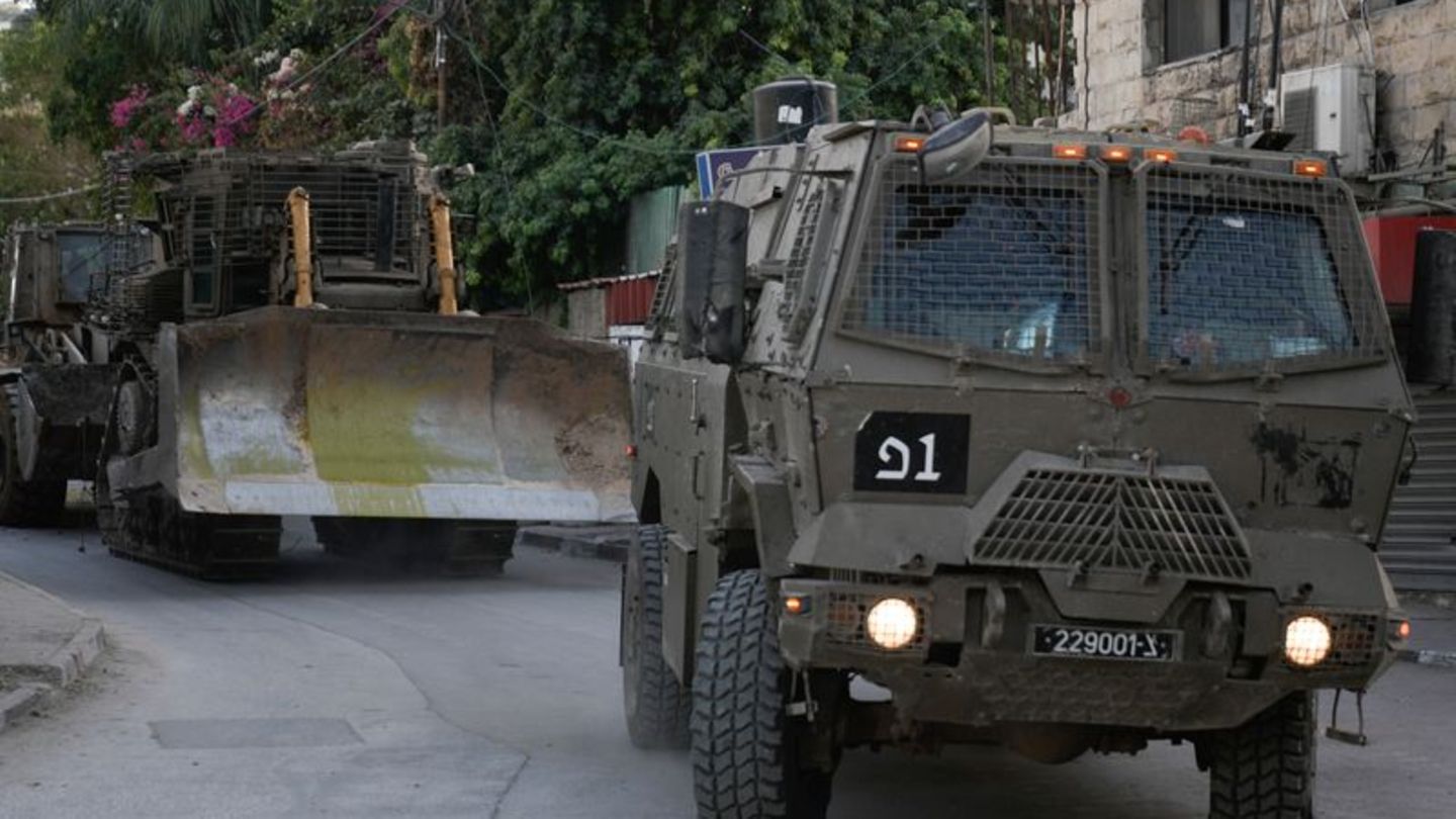 Konvoi israelischer Bulldozer fährt während einer Razzia der Armee im Westjordanland durch die Straßen (Archivbild) Foto: Majdi