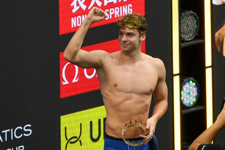 Natation: Léon Marchand s'impose, encore, sur 400 m quatre nages à Singapour