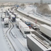 Neige et verglas : 2.500 routiers bloqués sur l'autoroute et des trains supprimés en France