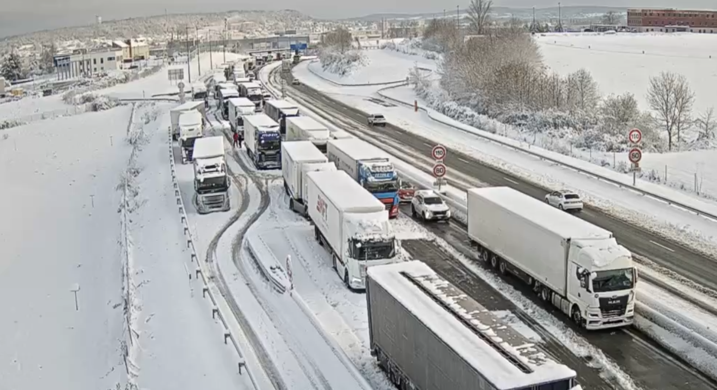 Neige et verglas : 2.500 routiers bloqués sur l'autoroute et des trains supprimés en France