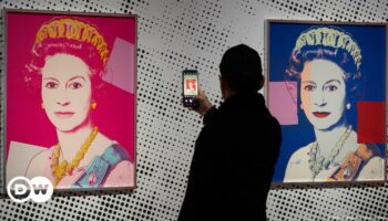 Netherlands: Thieves steal Warhol queens prints from gallery