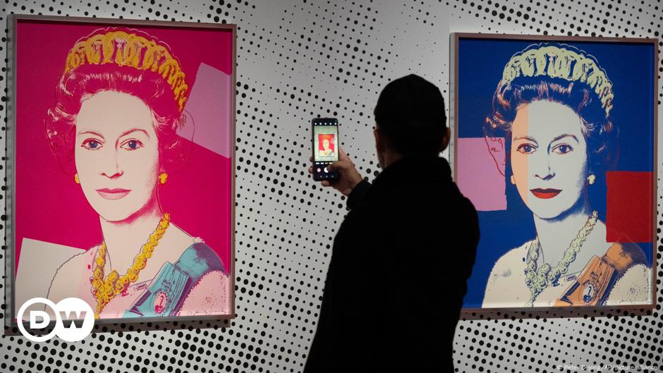 Netherlands: Thieves steal Warhol queens prints from gallery