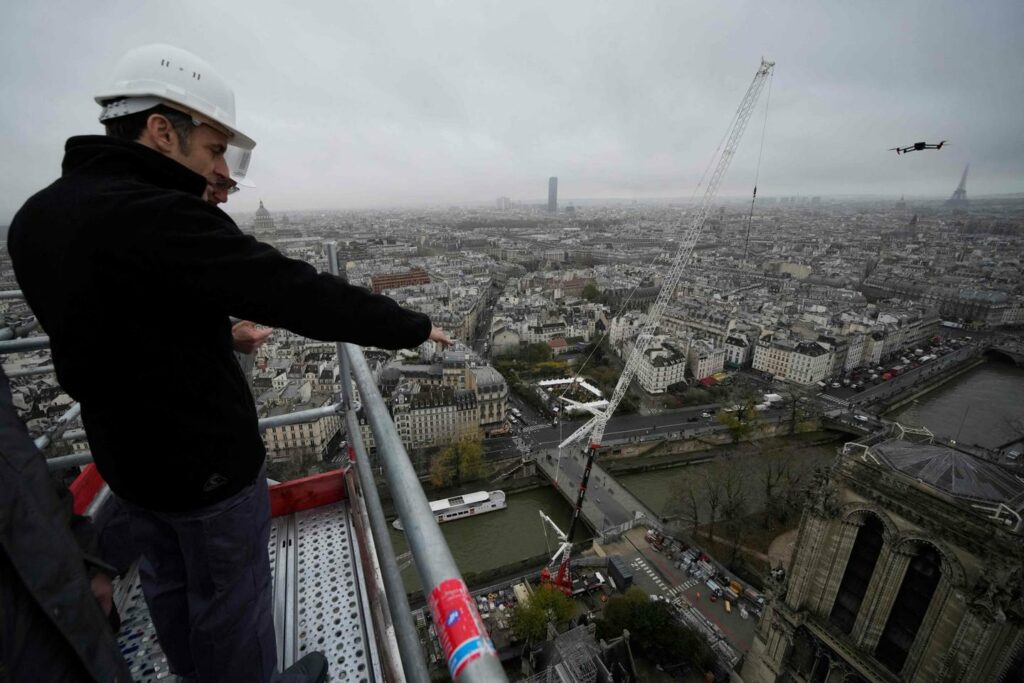 Notre-Dame de Paris : Emmanuel Macron attendu pour sa dernière visite du chantier de la cathédrale, avant sa réouverture