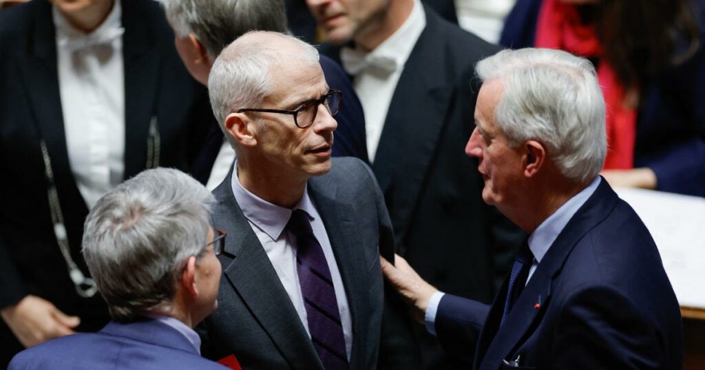 «Nous sommes dans le même bateau» : face aux colères, les macronistes peinent à renvoyer la foudre vers le «paratonnerre Barnier»