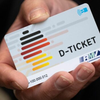 Droht mit dem Aus der Ampel-Regierung auch das Ende des Deutschlandtickets? (Archivbild) Foto: Boris Roessler/dpa