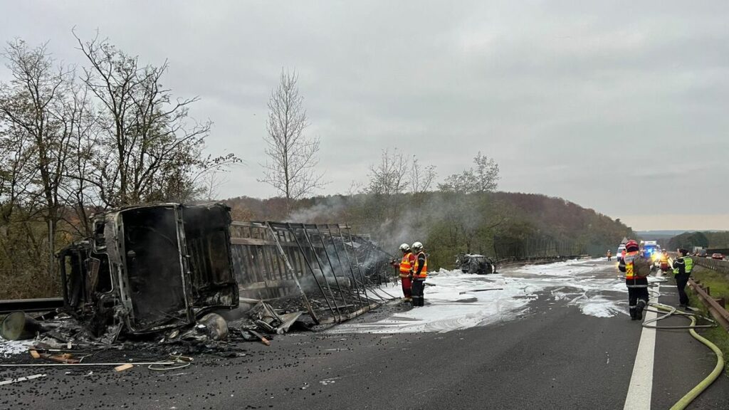 Oise : un camion percute une voiture en panne sur l’autoroute A1 et s’enflamme