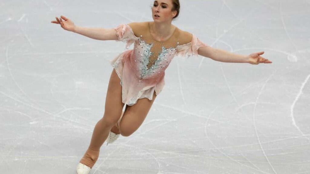 Eiskunstläuferin Nathalie Weinzierl will ihrem Sport auch nach dem Karriereende treu bleiben. Foto: Sergei Grits/AP/dpa