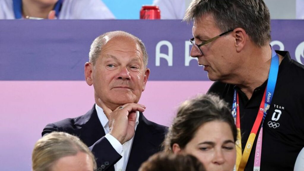 Bundeskanzler Olaf Scholz (l.) wünscht sich Olympische Spiele in Deutschland. Foto: Rolf Vennenbernd/dpa