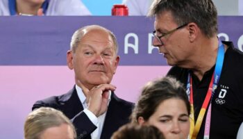 Bundeskanzler Olaf Scholz (l.) wünscht sich Olympische Spiele in Deutschland. Foto: Rolf Vennenbernd/dpa