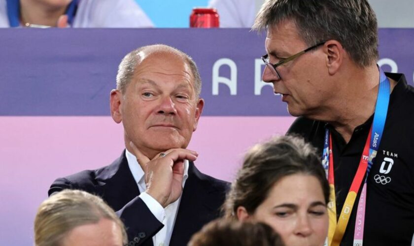 Bundeskanzler Olaf Scholz (l.) wünscht sich Olympische Spiele in Deutschland. Foto: Rolf Vennenbernd/dpa