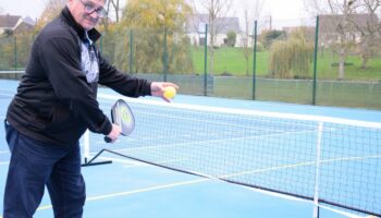 « On vient pour s’amuser » : le pickleball, un tennis miniature très séduisant, fait son trou à Yèvres