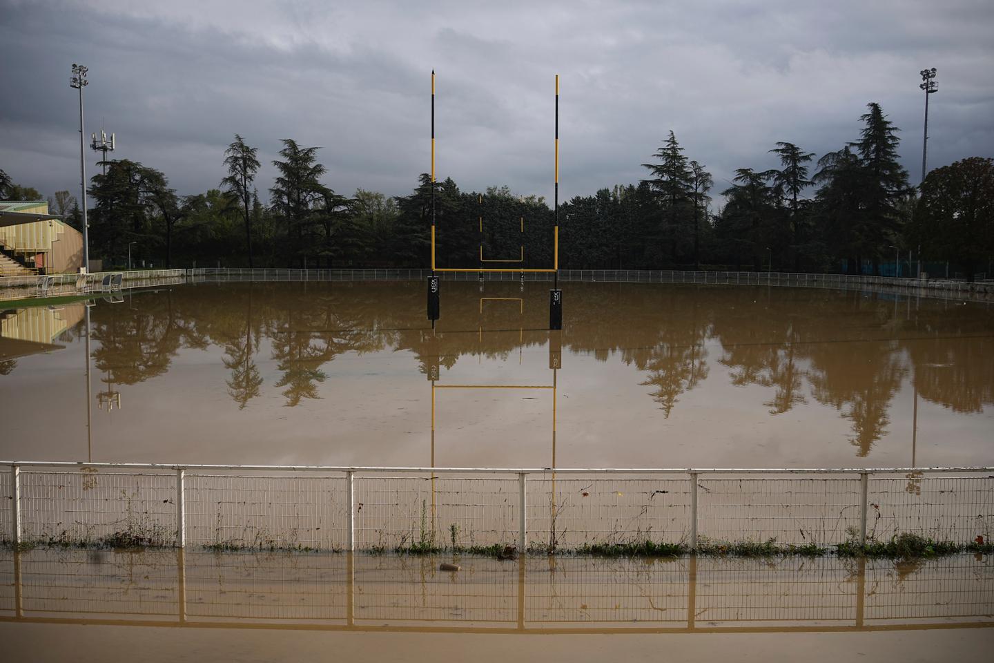 Orages et inondations : plus aucun département en vigilance orange, mais des averses prévues sur le pourtour méditerranéen et la Corse