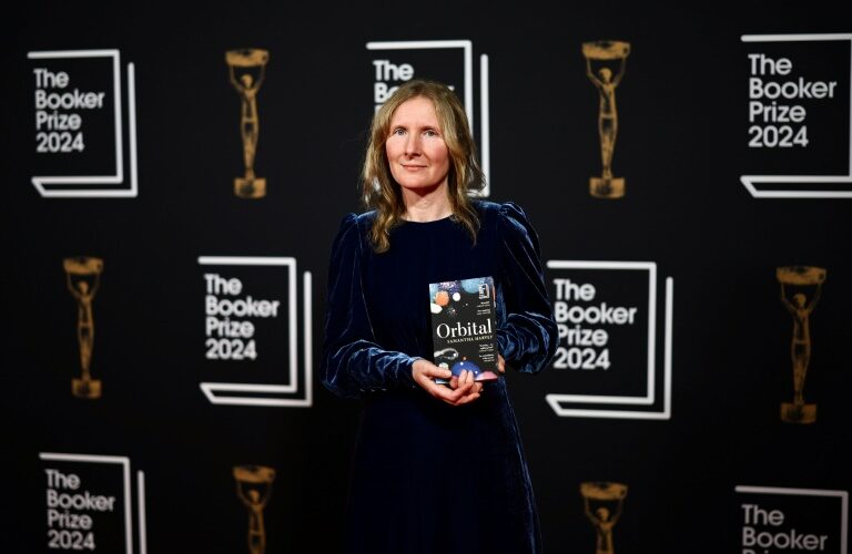 "Orbital": La Britannique Samantha Harvey remporte le Booker Prize