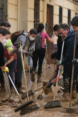 Outpouring of unity in Spain as anger grows over slow response to floods