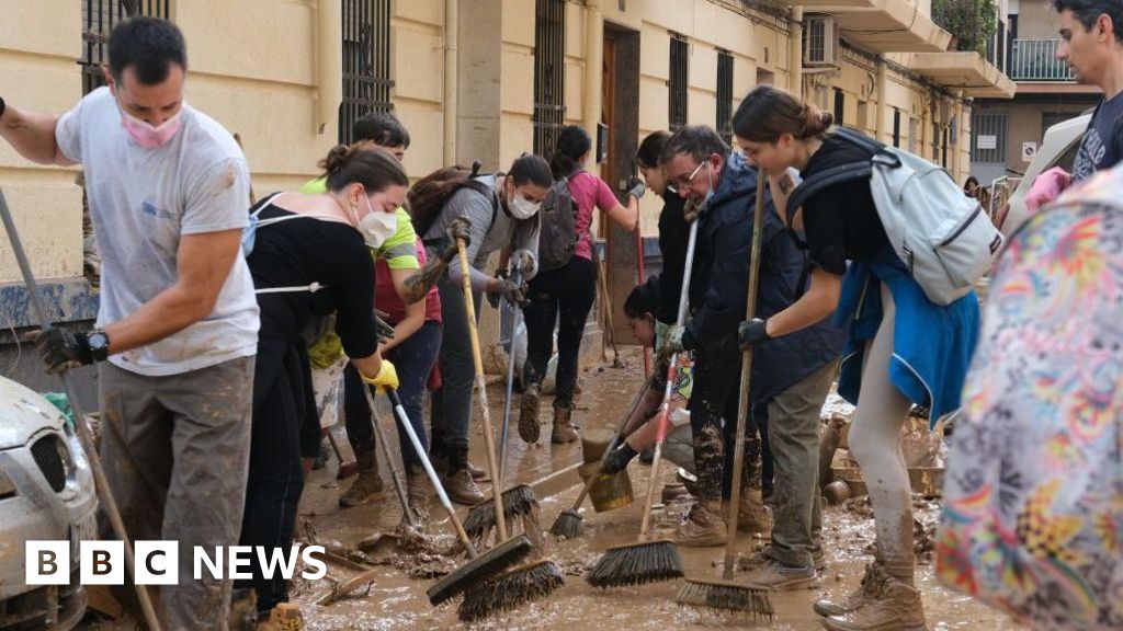 Outpouring of unity in Spain as anger grows over slow response to floods