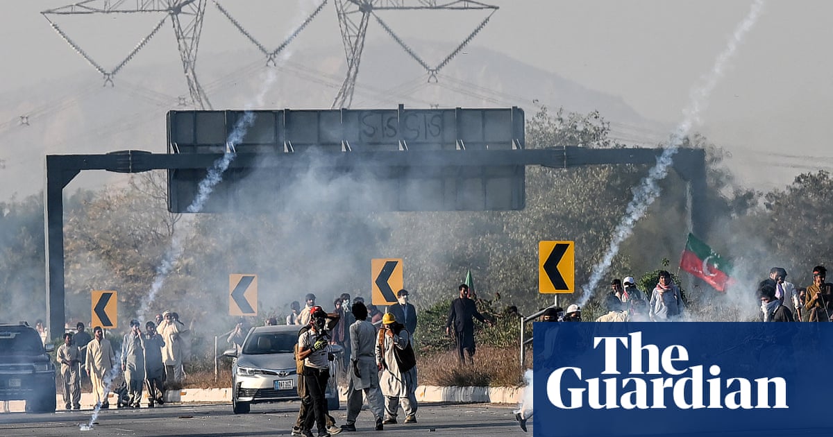 Pakistan: one killed, dozens injured as Imran Khan supporters clash with security forces