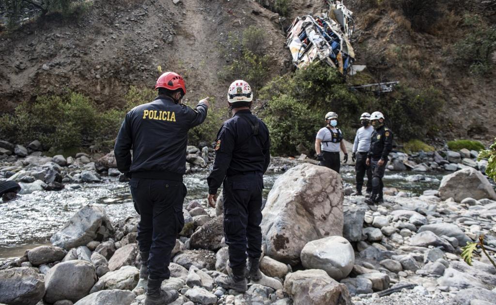 Pérou: au moins 11 morts après la chute d'un minibus dans un ravin