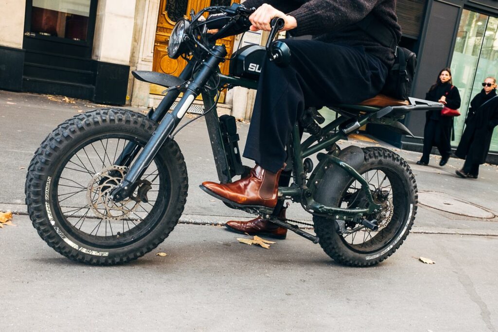 Peur sur les pistes cyclables : gros pneus et coups de sonnettes, la menace de la « SUVisation du vélo »