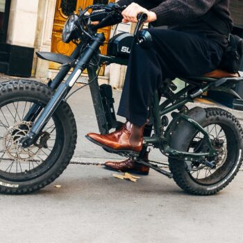 Peur sur les pistes cyclables : gros pneus et coups de sonnettes, la menace de la « SUVisation du vélo »