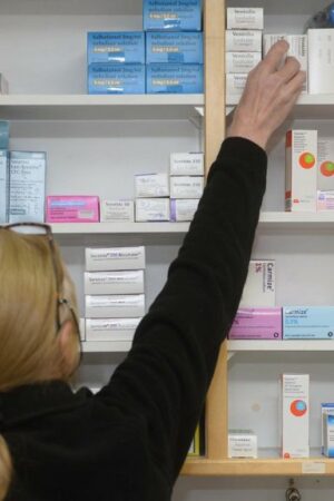 Pharmacies vote to cut opening hours in funding protest